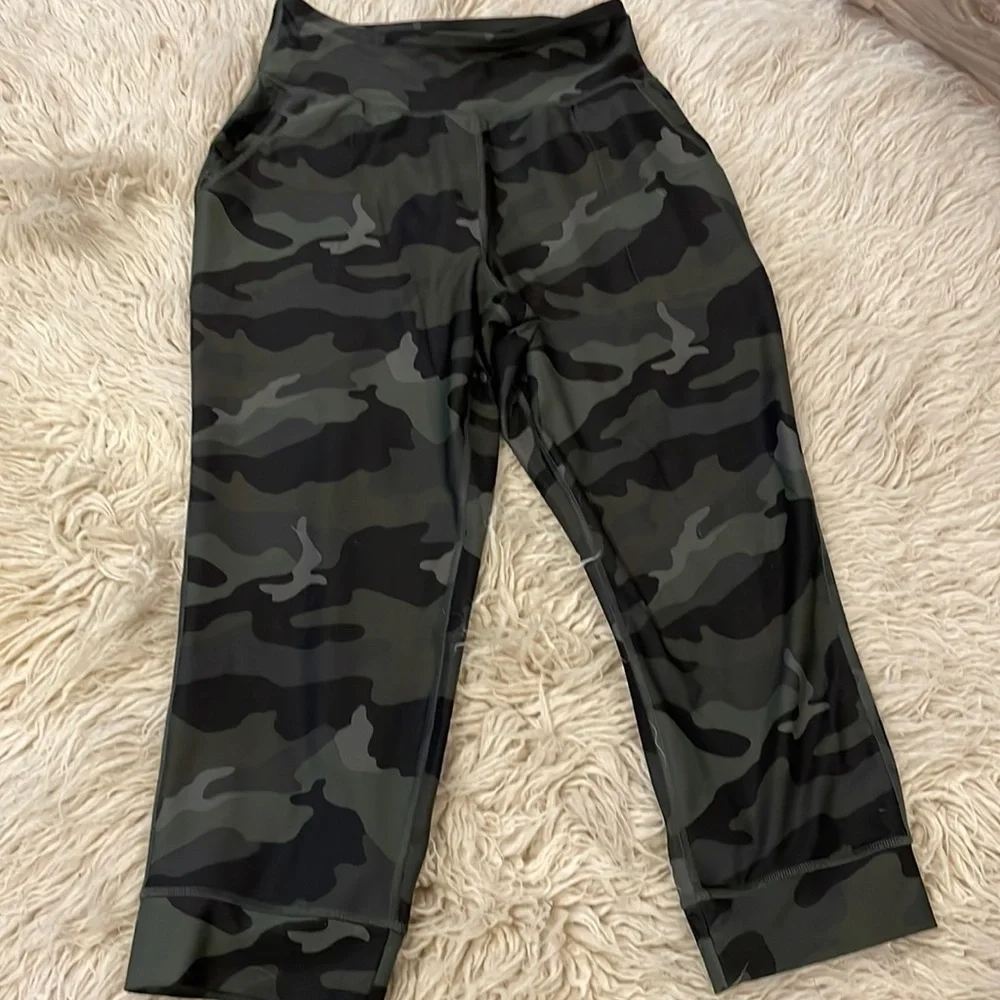 Old Navy Active Camo shin length leggings - Picture 1 of 4